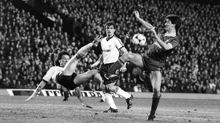 Легендата Йън Ръш е атакуван от Майк Дъксбъри пред погледа на Кевин Моран през 1984-а, а мачът е за първенството