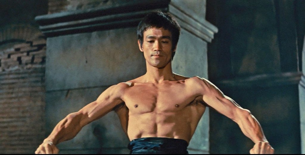 3. \"Way of the Dragon\" 
Брус пише, режисира и играе в този филм. Въпреки елементарния сюжет за чужденец, който отива да защитава супермаркет от мафията без да говори езика и накрая става победител, \"Way of the Dragon\" връща Лий обратно по върхове
