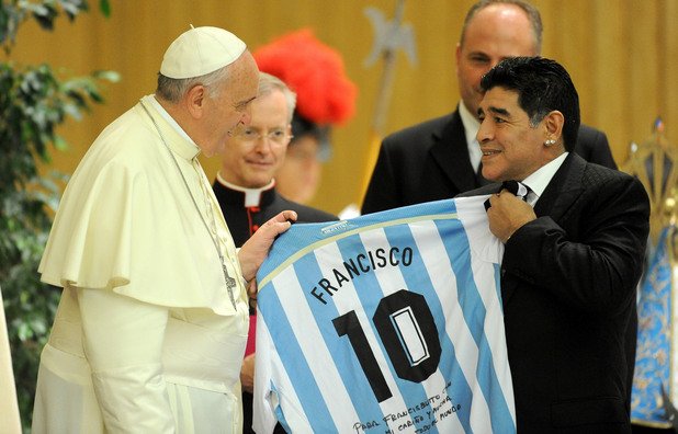 Великият Диего се яви на аудиенция при папата през септември 2014-а, когато игра в Рим в благотворителен мач за мир по света. Този кадър вероятно умилява цяла Аржентина - все пак Марадона е наричан Бог на футбола, и то не само в родината.