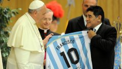 Папата получи фланелка с номера на великия Диего и името Франциск на гърба.