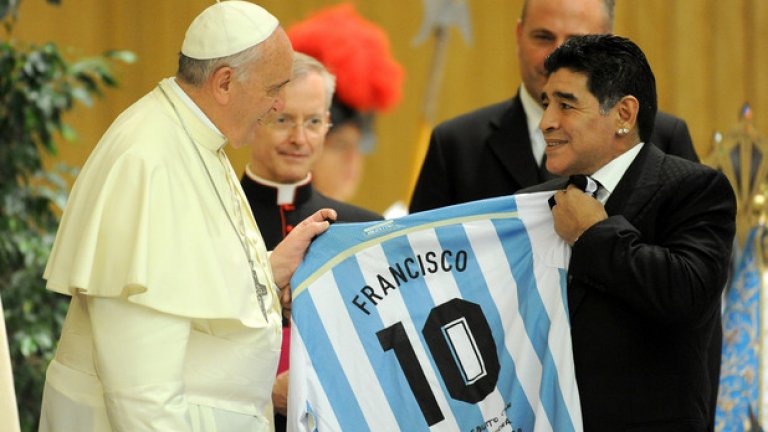 Великият Диего се яви на аудиенция при папата през септември 2014-а, когато игра в Рим в благотворителен мач за мир по света. Този кадър вероятно умилява цяла Аржентина - все пак Марадона е наричан Бог на футбола, и то не само в родината.