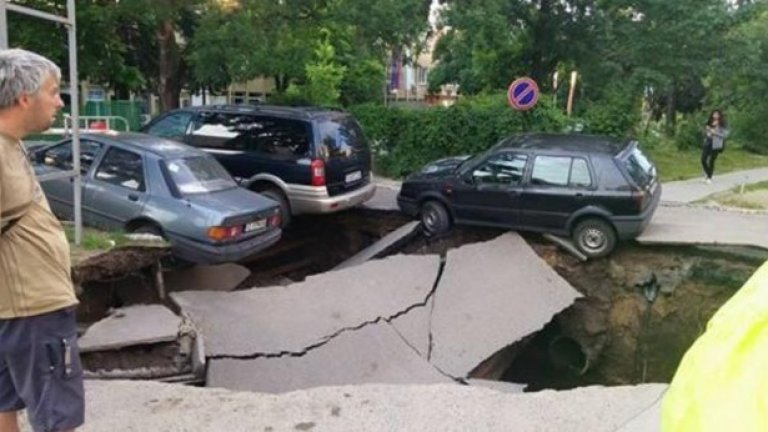 И като споменахме чужденците, за тях вероятно е трудно да схванат кое в околната среда е декор за празника и кое - обичайна част от българската действителност...