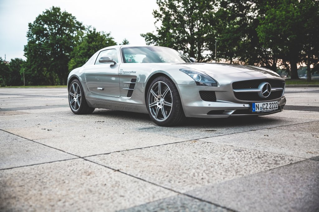 Mercedes-Benz SLS AMG
Mercedes-Benz SLS AMG се появява през 2010 г. и веднага очарова автомобилните фенове с екстремната си форма и крилете си. Създаден е, за да замени Mercedes-Benz SLR Mclaren и като духовен наследник на MB 300SL Gullwing. SLS AMG е автентичен мъсълкар. Под капака му мърка 6,2-литров V8 двигател с мощност 570 конски сили. Ускорението от 0 до 100 км/ч отнема нищожните 3,8 секунди, а максималната скорост, която колата може да достигне, е 315 км/ч.