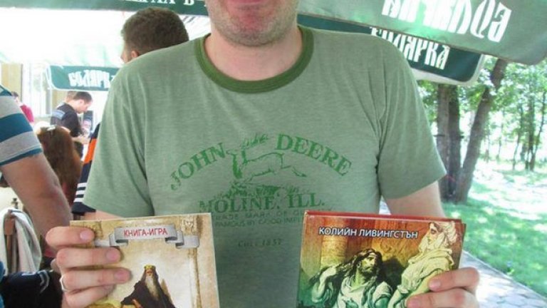 „Има хора, които и сега да ги питаш, не са прочели в живота си и една книга, но си спомнят като дете, че са изчели поне „Боговете на футбола” на Майкъл Майндкрайм”, казва Николай Гьошев.