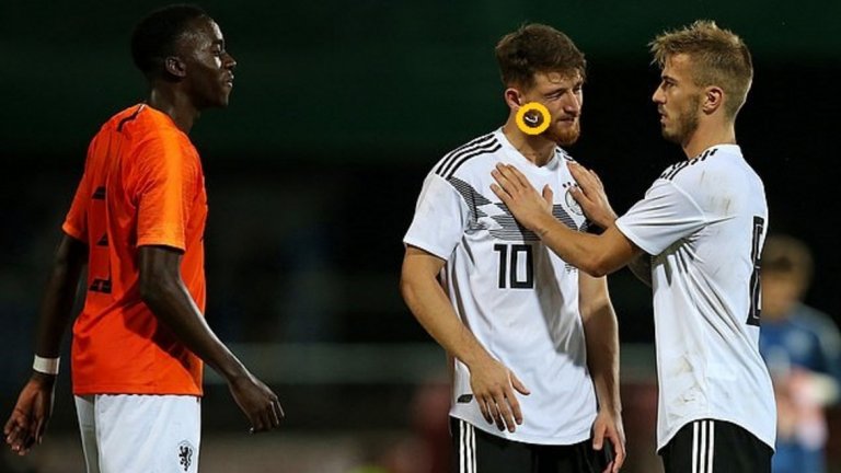 Холандски талант изхвърлен от футбола заради плюнка срещу противник (видео)
