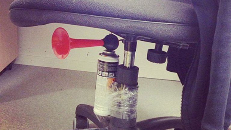 Тромбите под стола са много стар трик