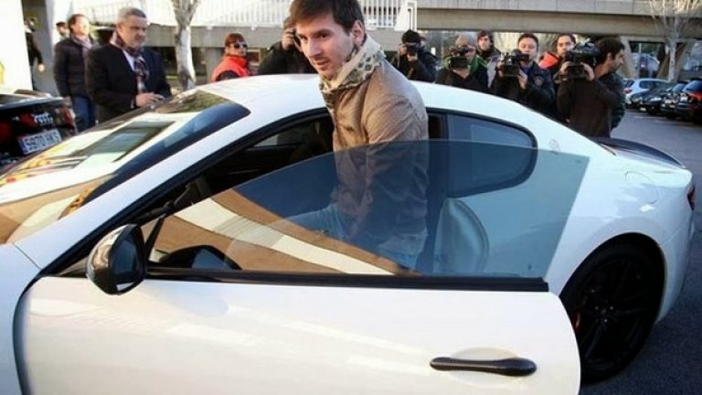 Меси си я харесва, но кара и други автомобили, с които понякога го снимат из улиците на Барселона.