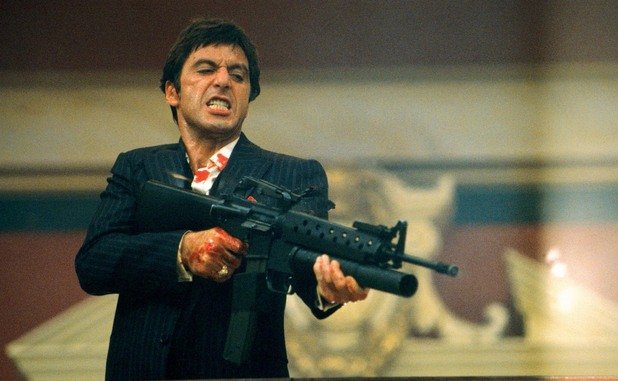 "Белязаният" (1983)

Няма как да мислим за Ал Пачино, без да го свързваме с ролите му в поредицата "Кръстникът" и в "Белязаният", които поставиха стандарта за гангстерските филми от 70-те и 80-те години. 

Реалността обаче можеше да е много по-различна - според слуховете, ролята на Тони Монтана в "Белязаният" първоначално е предложена на Робърт де Ниро. Към онзи момент той вече е доказал таланта си с ролите си в "Шофьор на такси", "Кръстникът II" и "Разгневеният бик". 

И все пак не можем да си представим някой друг на мястото на саркастичния наперен Ал Пачино да дупчи противниците си с безкраен откос от M-16. 