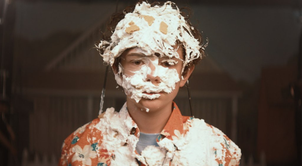 \"Honey Boy\"
Шая Лабъф определено направи впечатление на критиците  и продуцентите на Сънданс с този филм. Освен, че играе в него, той пише и сценария. Историята е автобиографична и е взаимствана от собственото детство на Лабъф. Момчето Отис живее в