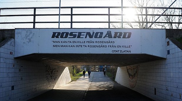 Мост в Розенгард, на който пише цитат от Златан. "Човек може и да си тръгне от Розенгард, но Розенгард не може да си тръгне от сърцето му."