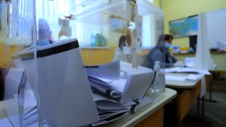 От избирателната комисия предупреждават, че преброяването върви бавно