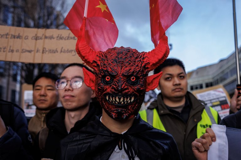 Идеята за строеж на мегапосолството породи протести в Лондон.