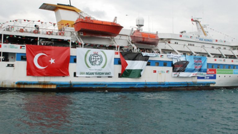 Натовареният с хуманитарни помощи кораб "Рейчъл Кори" не сподели съдбата на турския "Мави Мармара" (на снимката), нападнат от израелски командоси на 31 май сутринта, но също не стигна по вода до Газа