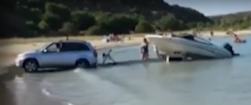 джип в морето