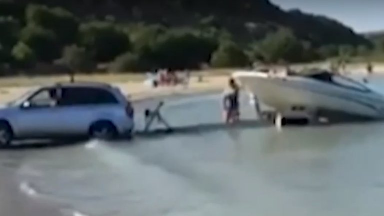 джип в морето