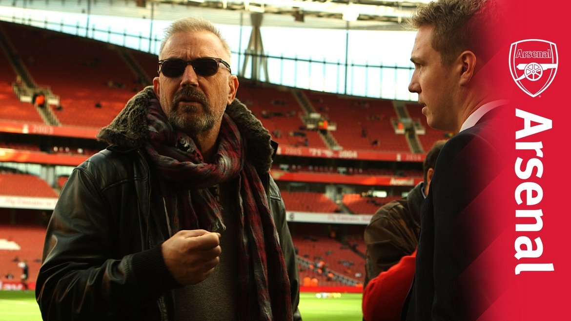През 2014 г. Кевин Костнър посети стадиона на Арсенал като част от промоцията на филма си "Престъпник". Актьорът разказа как се е запалил по "топчиите" след посещение на един мач и призна, че не е най-информираният привърженик, но все пак следи тима. Той беше решен да включи Арсенал в сюжета на филма, но от клуба не са били особено очаровани от идеята заради насилието в сюжета.
