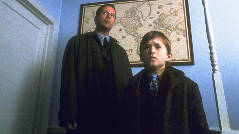 Коул Сеър, "Шесто чувство" 
Най-известната роля на Хейли Джоел Озмънд е в началото на неговата кариера, когато той е на 10 години. Именно на него се пада честта да произнесе една от най-известните и разпознаваеми реплики в киното: "Виждам мъртви хора". Филмът е "Шесто чувство", а Хейли влиза в ролята на Коул - малко момче със социопатично поведение, което започва вид лечение под формата на срещи с местен детски психолог, за да превъзмогне проблема си, а именно факта, че вижда мъртви хора, които имат послания. 
Самият Коул не е зъл персонаж, нито таи в себе си нещо лошо, не е отмъстителен или гадняр. Но начинът, по който се сблъсква със света на мъртвите, е от онези полазващи тръпки моменти, които остават в зрителя завинаги. Освен това "Шесто чувство" разполага с цял диапазон от страшни дечица, които само дебнат Коул, за да му доставят някакви съобщения. Една от най-запомнящите се сцени е онази, в която Коул среща малко починало момиче, изиграно от Миша Бартън. Разбира се, уникалността на филма се съдържа в сценария, изненадващия финал и изпълнението на самия Хейли.