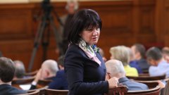 На втора инстанция Хаджигенов, Бабикян и Минеков осъждат бившата шефка на парламента за твърденията ѝ за летните протести от 2020 г.