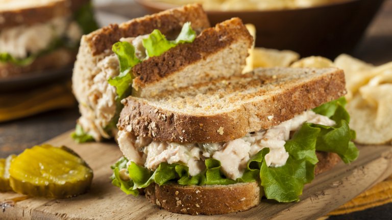 Сандвич с риба тонАко обичате риба тон, това е идеалният начин да я вложите в един вкусен и засищащ сандвич. Пригответе си салатата от една малка консерва риба тон, лъжица лека майонеза и подправки на вкус - сол, пипер, магданоз или риган. 

Сглобете сандвича като върху тънък резен пълнозърнест хляб сложите листо маруля, след което гарнирайте със салатата с риба тон. Втора филия може да завърши тоста и да го направи по-удобен за пренасяне и ядене. Сандвичът съдържа около 380 калории.