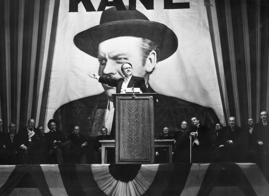 4. "Гражданинът Кейн" (1941 г.)

Творбата на 25-годишния тогава Орсън Уелс десетилетия наред е сочена за най-великия филм, създаван някога, а според изданието има защо - заради "визионерското вълнение, готическото великолепие, хипнотичната структура" и още, още.