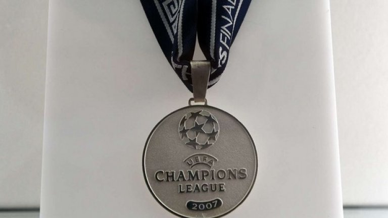 А това - медал на загубилия финалист от Шампионската лига през 2007-а, когато Милан спечели с 2:1 в Атина.