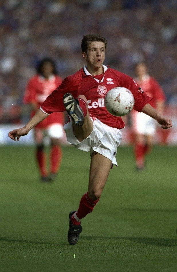 Жуниньо Паулища (Мидълзбро).
Самби ритмите не са присъщи на един от най-скучните градове на Англия, но Мидълзбро се тресеше от тях през 1995-а, когато мъничкият магьосник дойде в тима. Жуниньо просто освети английския футбол с играта, стигайки два финала с Боро, загубени на "Уембли". Изпадна и плака с отбора през 1997-а, след което се връща в Мидълзбро още два пъти, изигравайки общо 127 мача с 27 гола. Първият му престой бе магия.