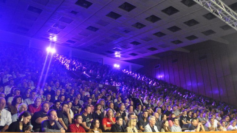 Пълната зала "Универсиада" остана доволна от 11-те фрейма, които видя