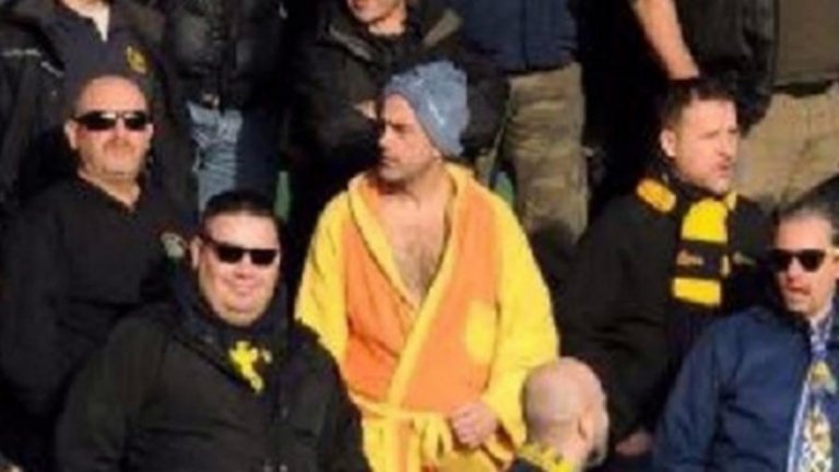 Поне фенът не ходи с общ шал - онези нелепите, които виждаме в Англия - разделени до половината на два отбора.