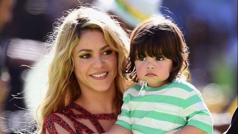 Шакира предизвика вълна от недоволство с призива си към испанското правителство да позволи на децата да излизат на разходка с по един възрастен.
На снимката: Шакира с единия си син - Милан, през 2014 г.