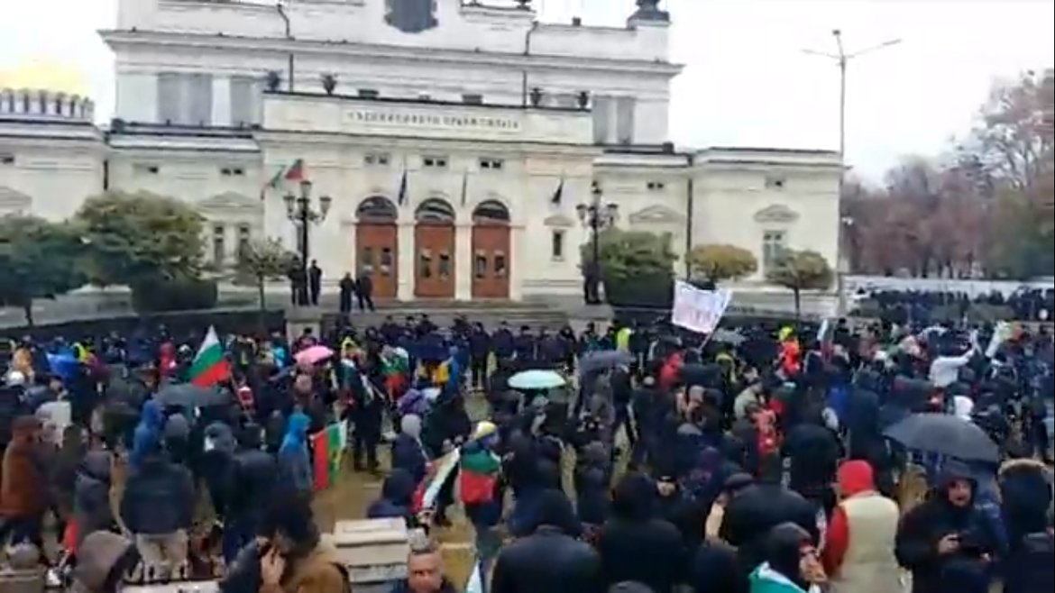 Хиляди излязоха на протести в цялата страна