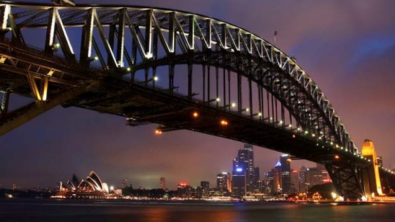 Първи лунни лъчи и няколко звезди са се появили към момента, когато минаваме под Harbour Bridge...