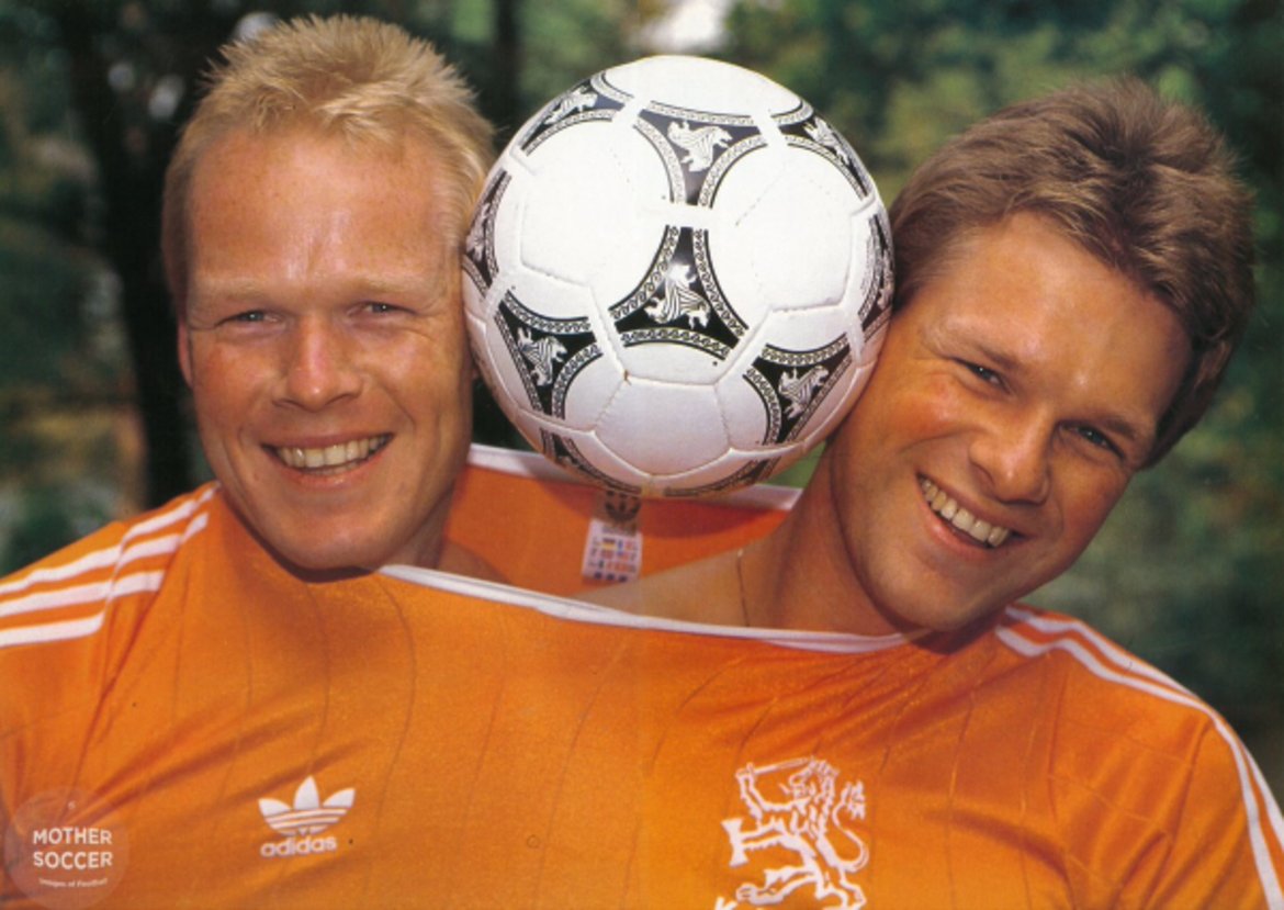 "Сиамските близнаци" Роналд и Ервин Куман. Ервин (вдясно) е с две години по-голям, но Роналд постигна много повече от батко си на футболния терен.