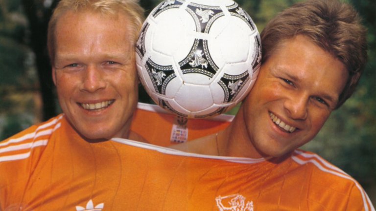 "Сиамските близнаци" Роналд и Ервин Куман. Ервин (вдясно) е с две години по-голям, но Роналд постигна много повече от батко си на футболния терен.