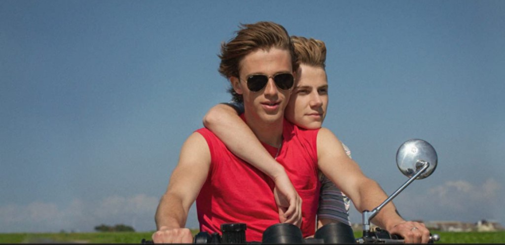 Разлистваме програмата на кино-литературния фестивал, за да подчертаем в нея акцентите, на които си заслужава да обърнете внимание.
"Лято 85"/Summer of 85 Новият филм на Франсоа Озон дори с трейлъра си напомня на Call Me By Your Name, което изглежда не убягва и на критиката. Това не е случайно - в центъра на действието (което се развива през 80-те) попада приятелството между две момчета, които се сближават по време на лятната ваканция. Въпросът обаче е дали връзката им ще се окаже фатална, или напротив - ще открие нов живот пред тях.