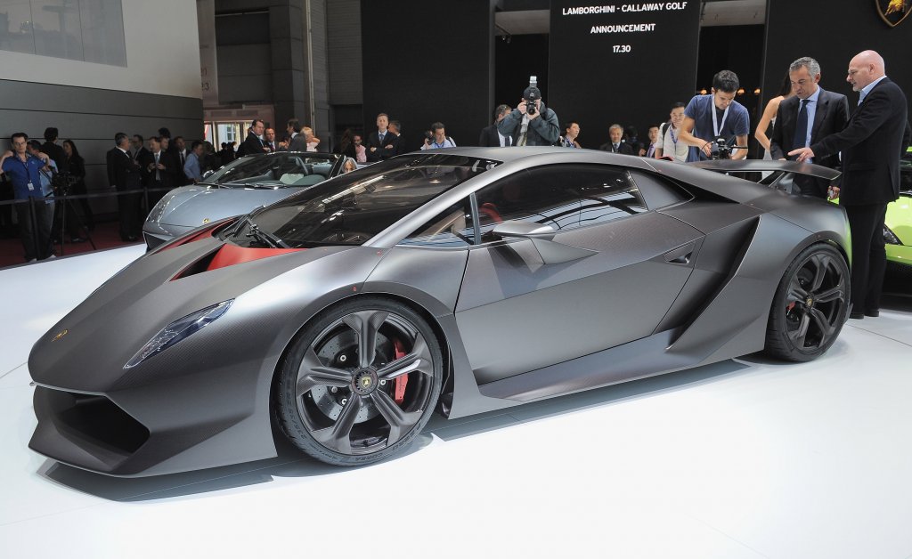 Lamborghini Sesto Elemento
6 елемента: земя, вода, въздух, огън, лудост и визия. Това съдържа рецептата, от която се ражда Sesto Elemento. Всъщност, името на модела не идва от елементите на природата, а индикира атомното число на карбона. Всичко в този модел е от карбон, дори колелата, и той тежи малко повече от един тон, въпреки че се радва на приличните 562 к.с.