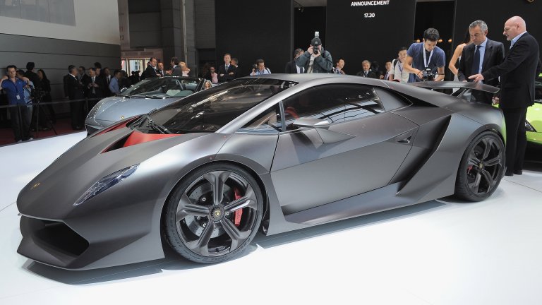 Lamborghini Sesto Elemento
6 елемента: земя, вода, въздух, огън, лудост и визия. Това съдържа рецептата, от която се ражда Sesto Elemento. Всъщност, името на модела не идва от елементите на природата, а индикира атомното число на карбона. Всичко в този модел е от карбон, дори колелата, и той тежи малко повече от един тон, въпреки че се радва на приличните 562 к.с.