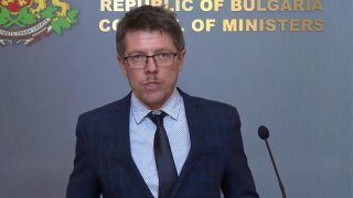 Той се оттегля, за да не могат атаките срещу него да засегнат усилията на кабинета и мисията за честни избори