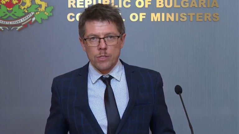 Той се оттегля, за да не могат атаките срещу него да засегнат усилията на кабинета и мисията за честни избори