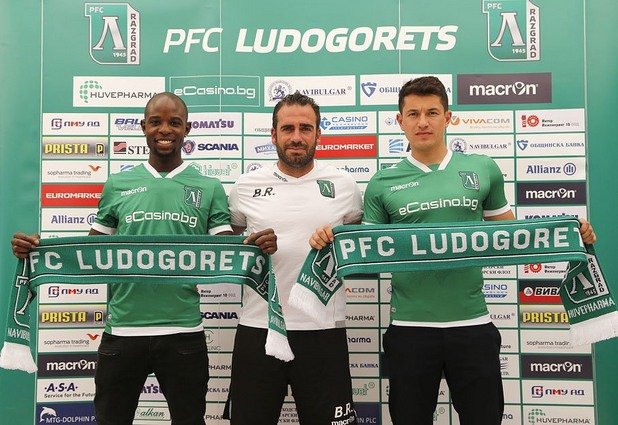 А какво се случва в България? Шампионът Лудогорец продаде Андрей Препелица (вдясно) на участника в Шампионската лига Ростов.