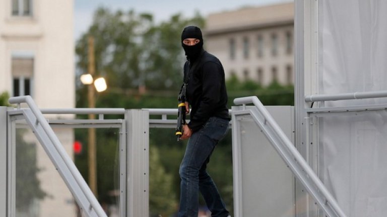 Оттренириха ситуация с бомба и въоръжен терорист на Евро 2016