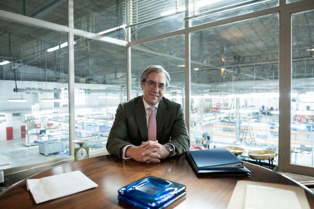 “Добрият шеф”
"Усърдна работа, усърдна лоялност” са ценностите, изписани по стените на преуспяваща компания за производство на кантари. Шефът им Бланко (Хавиер Бардем) е като бащинска фигура за целия персонал и архетипен представител на патриархалния манталитет, уверен, че само богатите бели мъже имат място на лидерските позиции. 
Бланко с лека ръка намира изход за най-големите катастрофи на компанията - протест заради уволнен служител и аферата му с млада стажантка, докато машинациите му не излизат наяве.