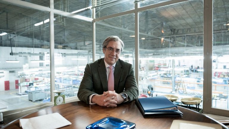 “Добрият шеф”
"Усърдна работа, усърдна лоялност” са ценностите, изписани по стените на преуспяваща компания за производство на кантари. Шефът им Бланко (Хавиер Бардем) е като бащинска фигура за целия персонал и архетипен представител на патриархалния манталитет, уверен, че само богатите бели мъже имат място на лидерските позиции. 
Бланко с лека ръка намира изход за най-големите катастрофи на компанията - протест заради уволнен служител и аферата му с млада стажантка, докато машинациите му не излизат наяве.