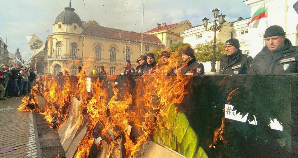 BZg7pOkCQAAU0rZ.jpg