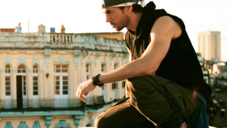 Enrique Iglesias - Subeme la Radio 
Заглавието се превежда като "Усили радиото", което си има и български вариант, звучащ като "Цъкни веф-а да чуем Кидика". Енрике определено знае как се правят успешни латино-хитове и това лято не пропусна да се отчете с такъв. Песента предразполага към пиене на мохито и танци по залез слънце.