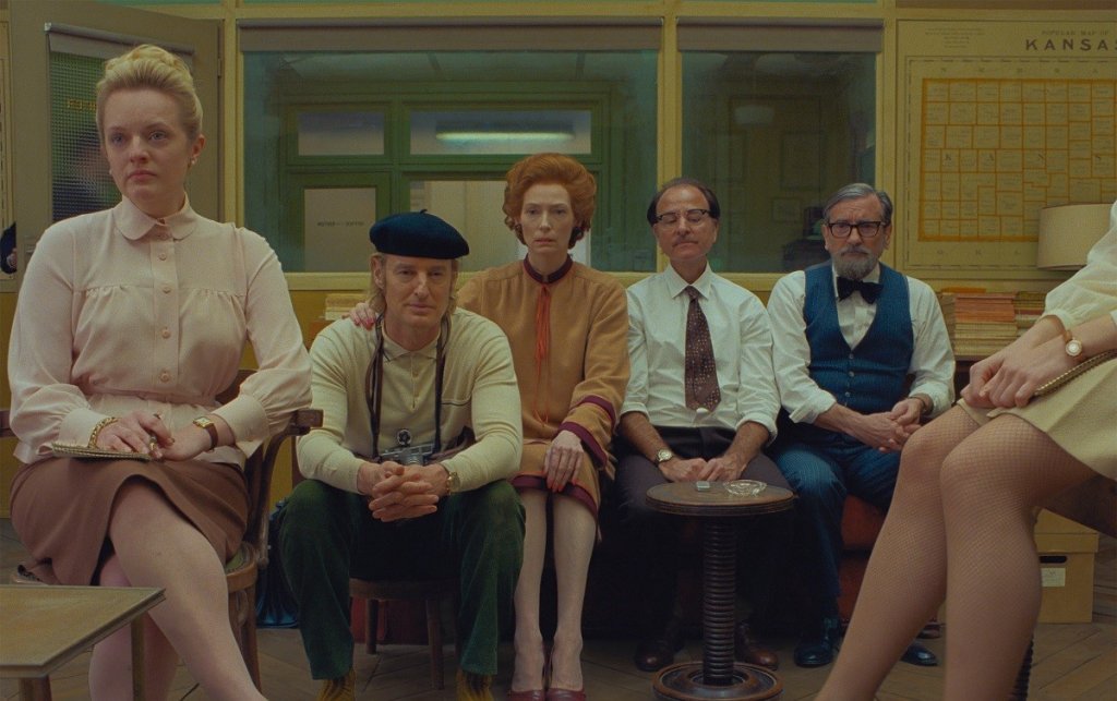 “Френският бюлетин”
Metacritic: 74
Rotten Tomatoes:75%
Цветното пътешествие на Уес Андерсън този път ни отвежда в редакцията на списание, създадено по прототипа на популярното издание The New Yorker. Героите са автори и журналисти, всеки от които има собствените си странности и интереси, и ни разказват истории от измисления френски град Аннюи-сюр-Блазе. Един от материалите е за гениален луд художник и убиец, друг за студентски протест, а трети - за директор на полицейско управление и неговия превъзходен готвач.