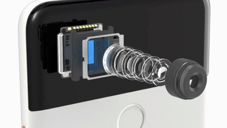 Pixel Visual Core на Google 
Ако използвате флагман от 2018 г., за да направите една снимка, устройството ви всъщност ще запечата множество кадри при натискането на бутона. След това ще използва система за машинно обучение, за да ги съчетае в едно-единствено изображение с оптимален вид. Тази техника се нарича multi-shot HDR и досега можеше да се включи по избор, но отскоро се ползва при всяка снимка. Телефоните вече са достатъчно мощни да обработят голямото множество данни благодарение на новите самостоятелни процесори за изображения. Pixel Visual Core подобрява снимките като поправя преекспонираните обекти, осветява сенките и ограничава разместването на фокуса при снимане от ръка. Всичко това се случва едновременно в момента, в който натиснете бутона за снимане.