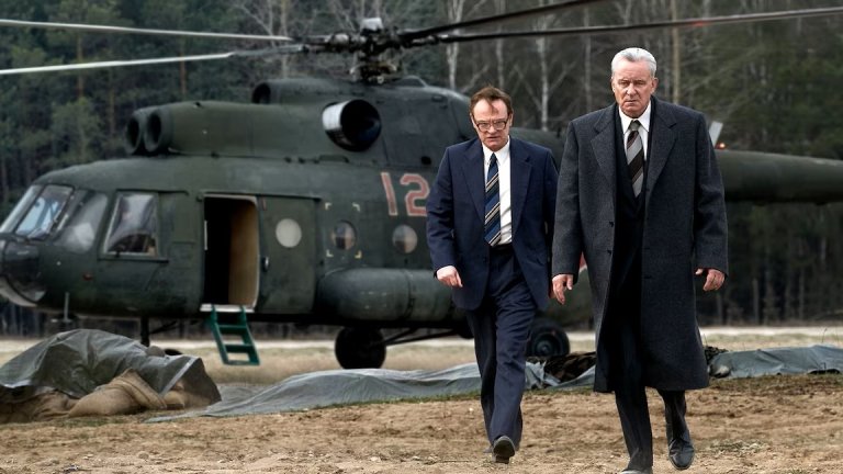 1. “Чернобил” (2019 г.)
Оценка в IMDb: 9,3 от 10 звезди
Оценка в Rotten Tomatoes: 97% одобрение
Къде да гледате: в HBO Max
Минисериалът пресъздава едно от най-тежките технологични бедствия в историята – ядрената авария в съветската АЕЦ „Чернобил“ през април 1986 г.
Сюжетът проследява както събитията непосредствено след експлозията, така и усилията на учените, пожарникарите и обикновените хора, които се опитват да овладеят катастрофата – често с цената на собствения си живот. Особен акцент е поставен върху опитите на съветската власт да прикрие истинските мащаби на бедствието и последиците от него.