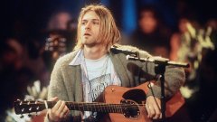 Nirvana - MTV Unplugged In New York (1994)

Едва ли има рок фен, който да не е запознат с този акустичен концерт, записан през ноември 1993-а, само два месеца след издаването на финалния студиен албум на Nirvana In Utero.
Опустошителният лайв в Ню Йорк разкрива по-неочаквана и по-нежна страна на големите герои на гръндж вълната и е издаден година след записването си – като се превръща в първия албум на бандата, появил се след смъртта на фронтмена Кърт Кобейн.
На MTV Unplugged Nirvana отказва да свири най-големите си хитове от албума Nevermind с изключение на Come As You Are и вместо това залага на песни, ценени само от най-закоравелите фенове, плюс няколко кавъра. Смазващата версия на The Man Who Sold the World на Дейвид Боуи добива съвсем различна енергия и контекст в изпяването на Кобейн, но черешката на тортата е смразяващата Where Did You Sleep Last Night на Лед Бели, с която от Nirvana затварят концерта по спиращ дъха начин.