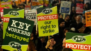 Очаква се стотици хиляди души от публичния сектор на страната да се включат в стачните действия