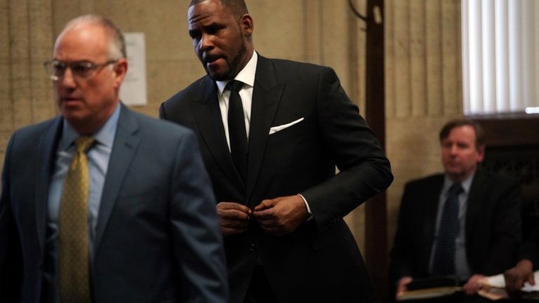 Според новото обвинение през лятото на 2001 г. Кели е дал телефона си на 17-годишно момиче. След нейно обаждане я поканил в хотела си, а там й е дал 200 долара, за да му танцува.